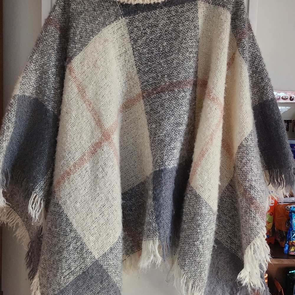 Cejon Gray and Cream Plaid Poncho